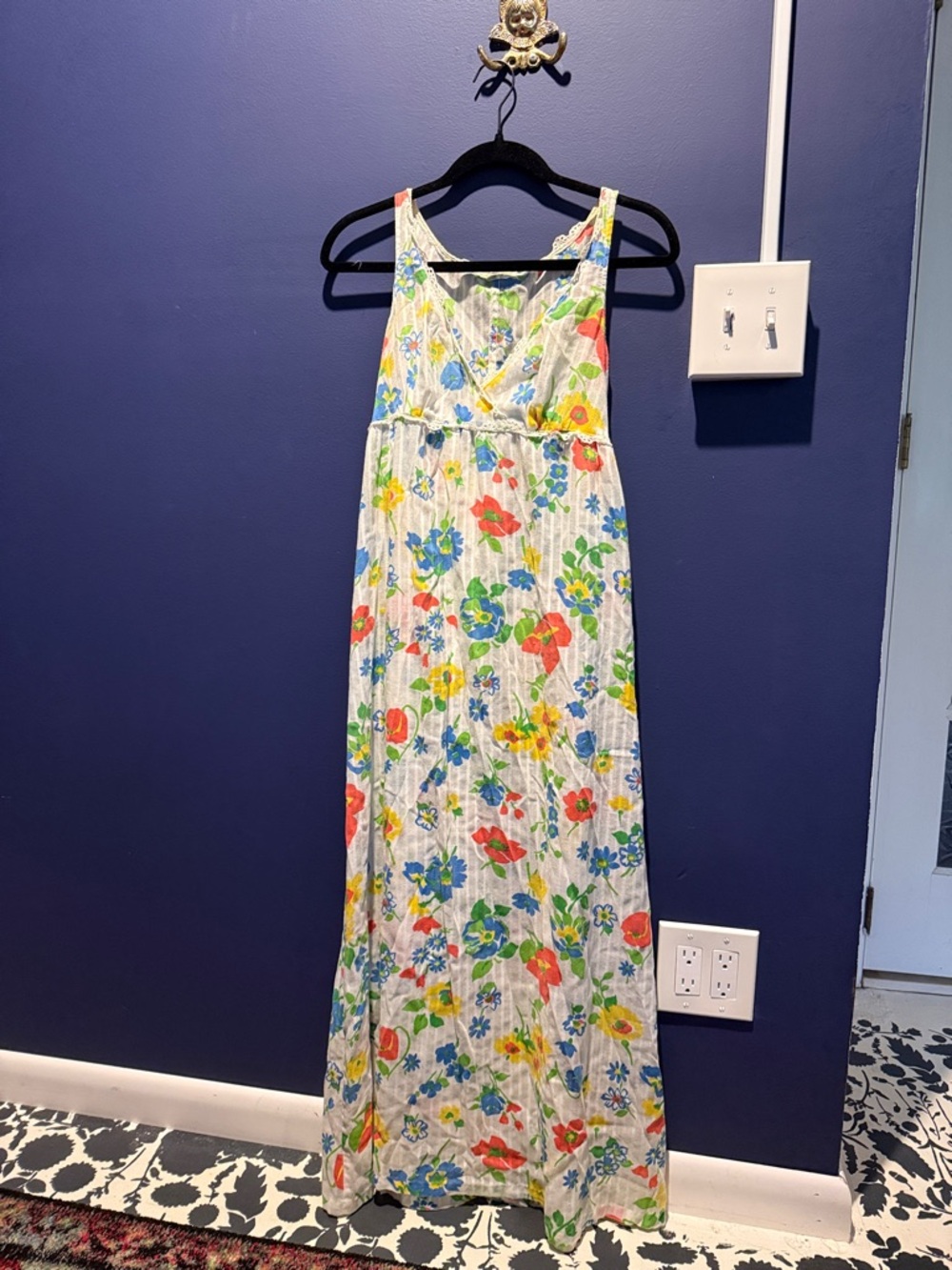 Vintage Sleeveless Maxi nightgown in White with Multicolor Print